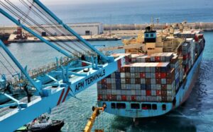 طنجة المتوسط يرسخ موقعه كبوابة لوجستية عالمية عبر شراكة مع ميناء برشلونة